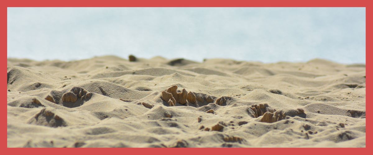 Conduire des voitures télécommandées dans le sable Image